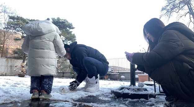 '차범근 며느리' 한채아, 넓은 마당서 가족들과 눈사람 만들기