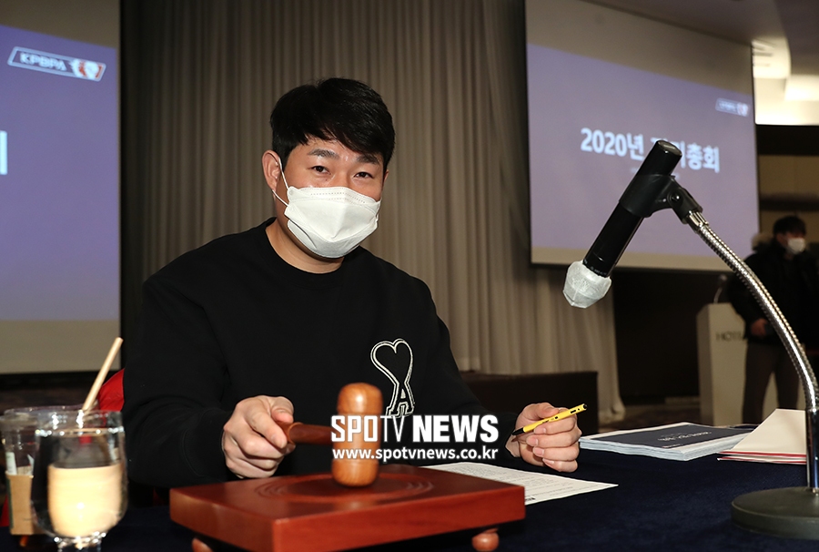 [포토S] 첫 회의 주재하는 선수협 양의지 회장