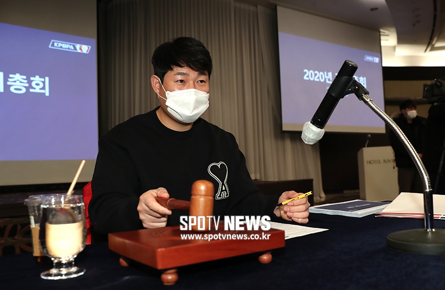 [포토S] 의사봉 두드리는 양의지 회장