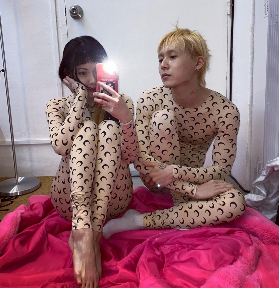 발은 왜 또 그래…현아♥던, 미어캣 같은 기괴한 커플 내복 "따습다"