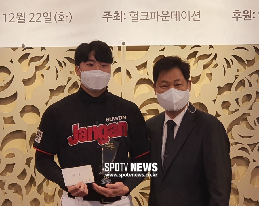 다시 만난 롯데 손성빈과 헐크 이만수…“한국 최고 포수 되겠다”