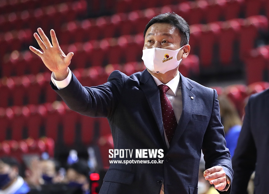 터지지 않은 LG 공격농구…조성원 감독 "타임아웃 잘 안 부르는 편인데..."