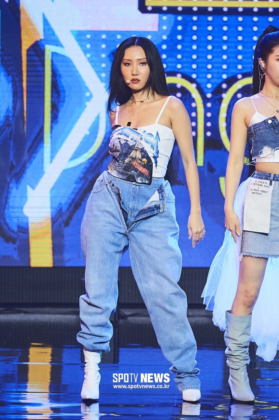 [포토S] 마마무 화사, 청바지 속 청바지 독특한 패션