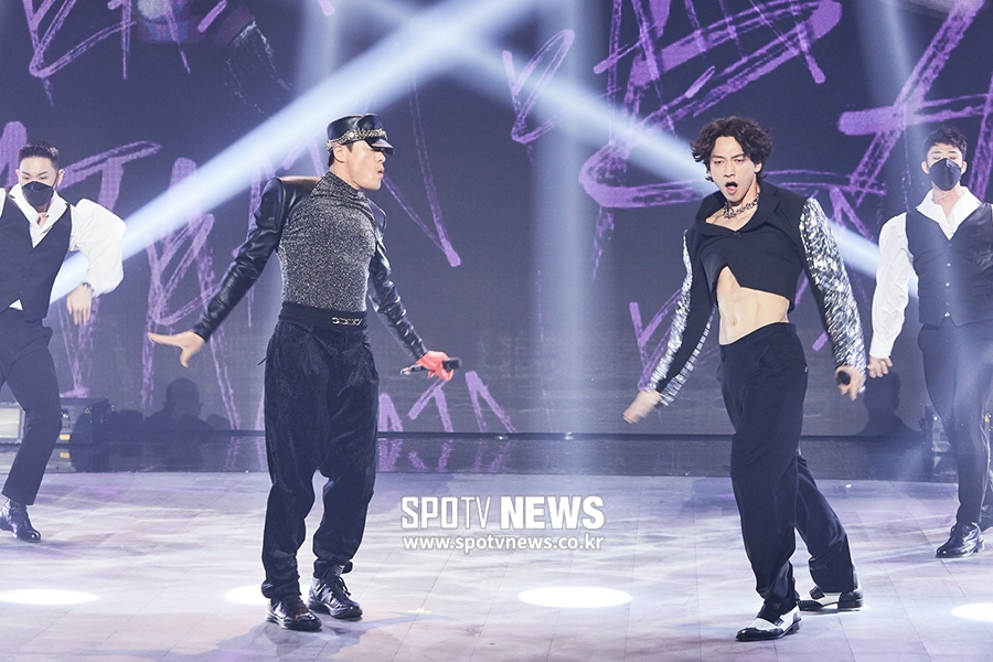 [포토S] 박진영-비, '나로 바꾸자' 첫 무대!