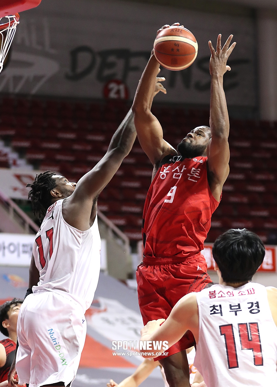 [포토S] 리바운드 따내는 윌리엄스