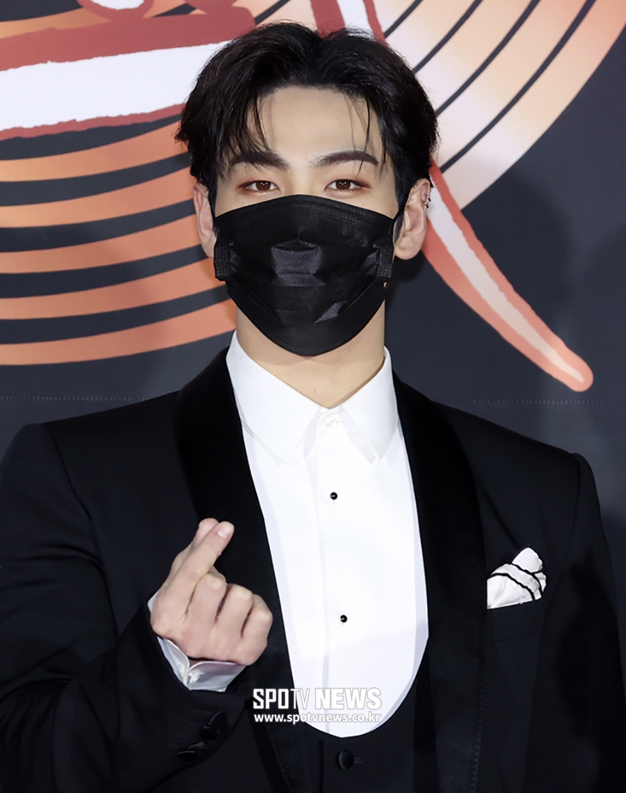 [포토S] 뉴이스트 백호, 턱시도 입은 섹시 산적