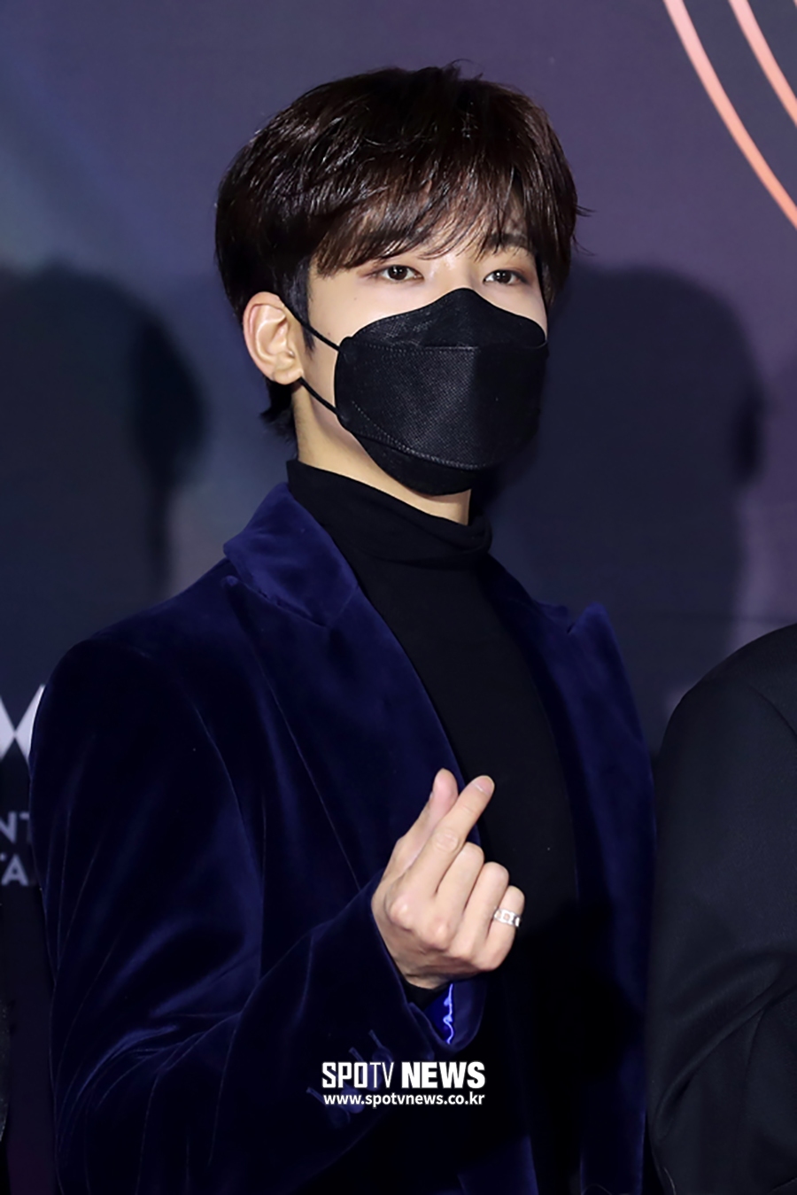 [포토S] 세븐틴 원우, '하트 빠질 수 없죠'