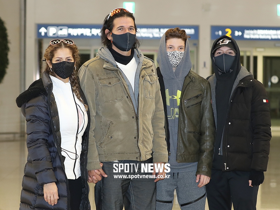 [포토S] 한화 수베로 감독, 가족과 함께 입국