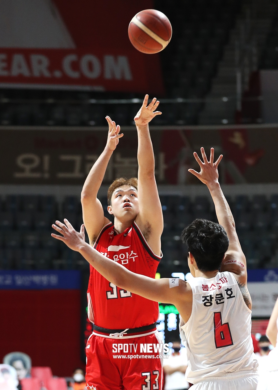 [포토S] 오리온 이승현, 신중하게 슛!