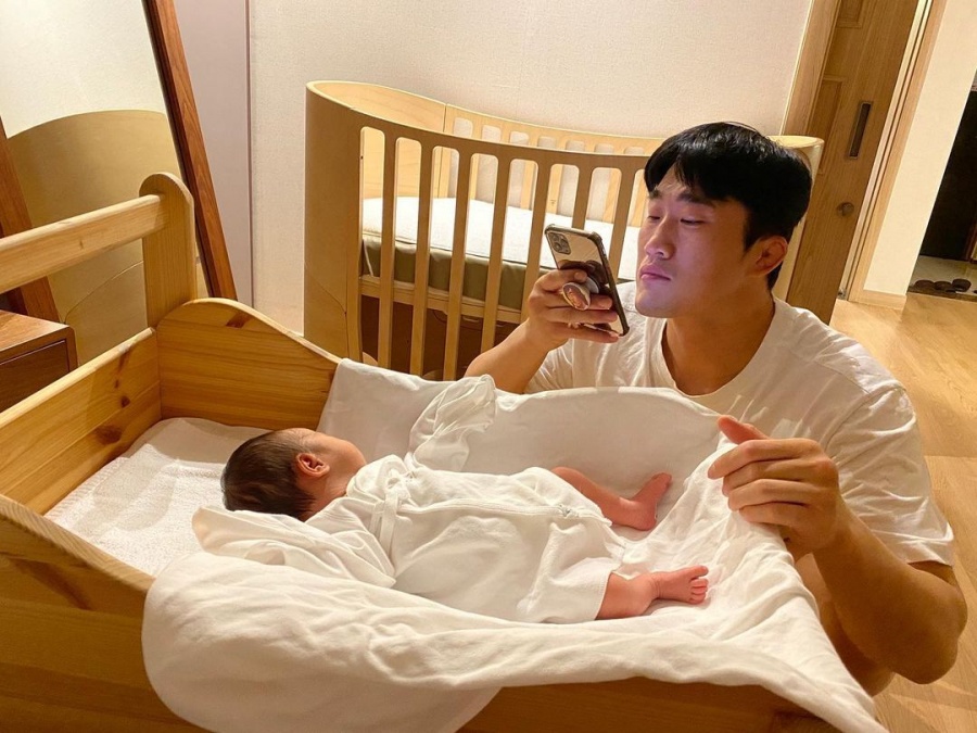 김동현, 신생아 딸 ♥송하율 닮았다더니…"나 닮아가 사진 많이 찍어두는중"