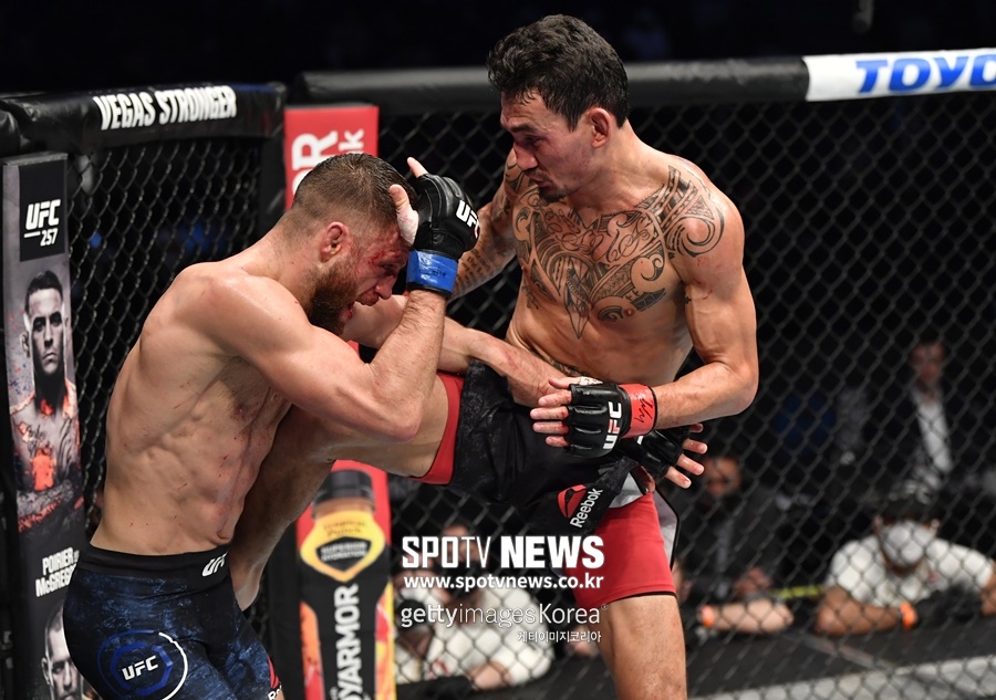 [UFC] "미쳤다" 유효타만 291회…할로웨이 케이터에게 판정승