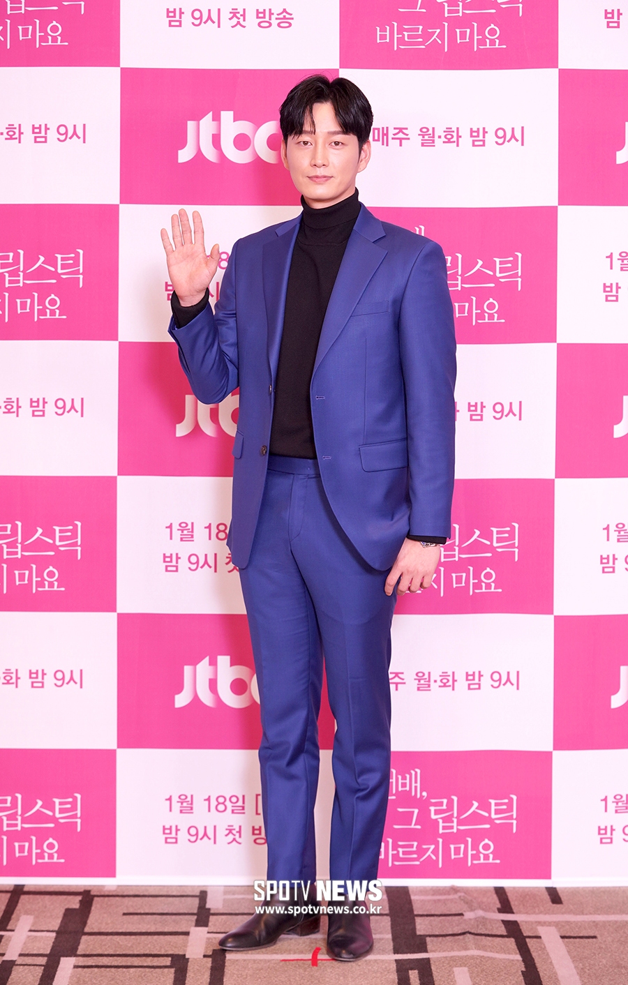 [포토S] 이현욱, 젠틀한 손인사