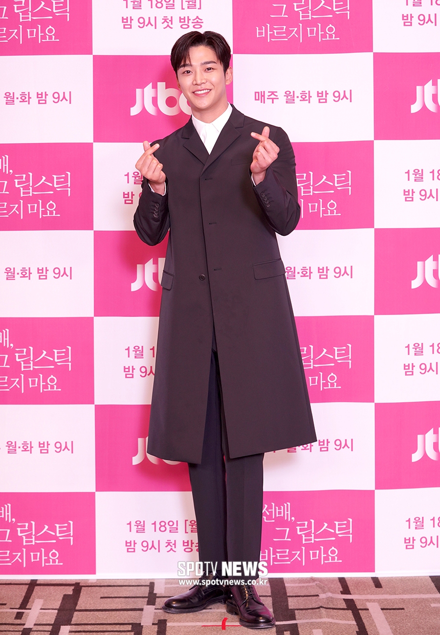 [포토S] 로운, '선배 그 립스틱 바르지 마요'