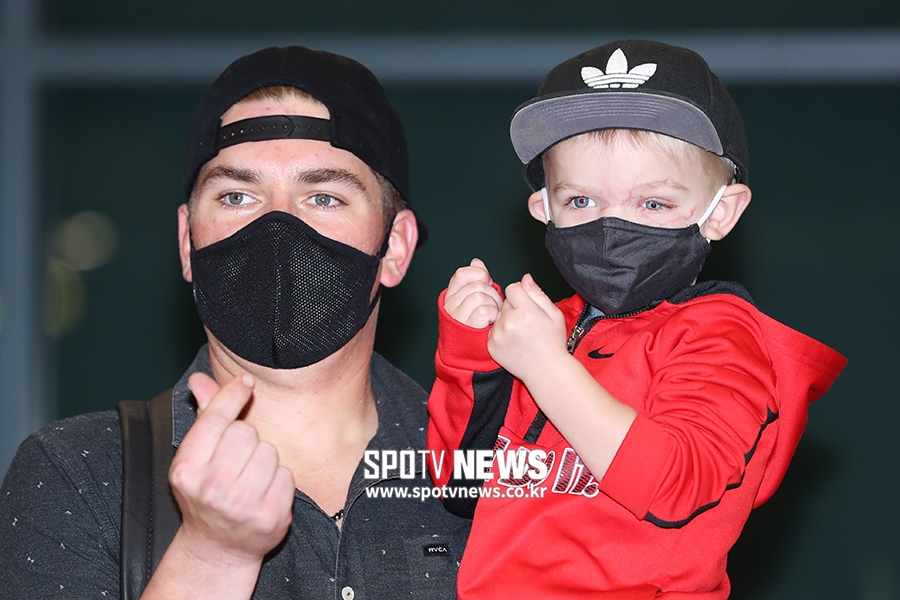 [포토S] '입국' 브룩스-웨스틴, 'KIA 팬들 사랑 받아 건강히 돌아왔어요!'