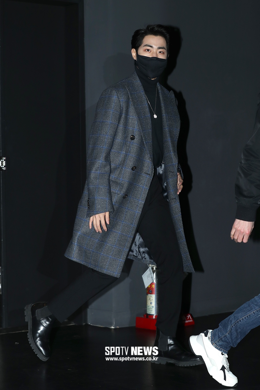[포토S] 조병규, 코트 자락 휘날리며
