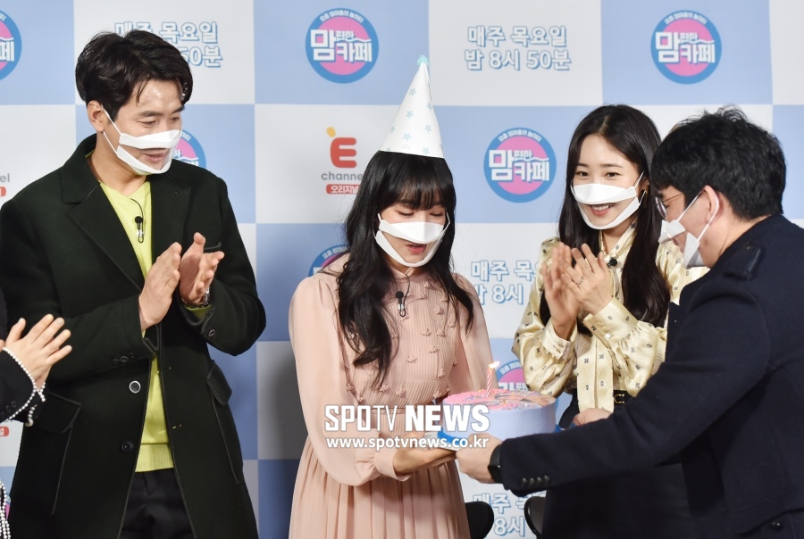 [포토]이유리, 생일 축하 케이크 선물에 깜짝!