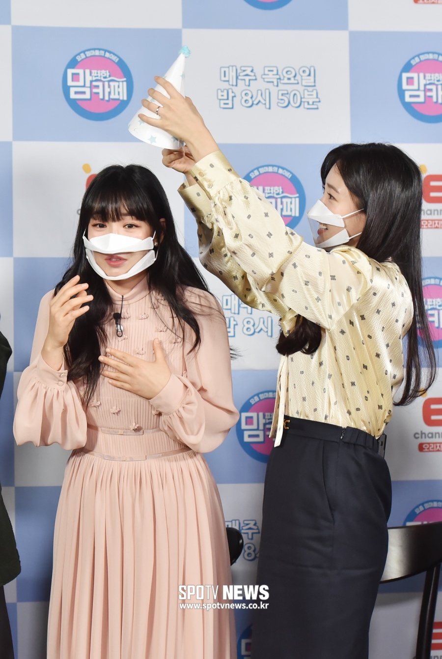 [포토]최희 '이유리 언니, 생일이면 꼬깔을 써야죠~'