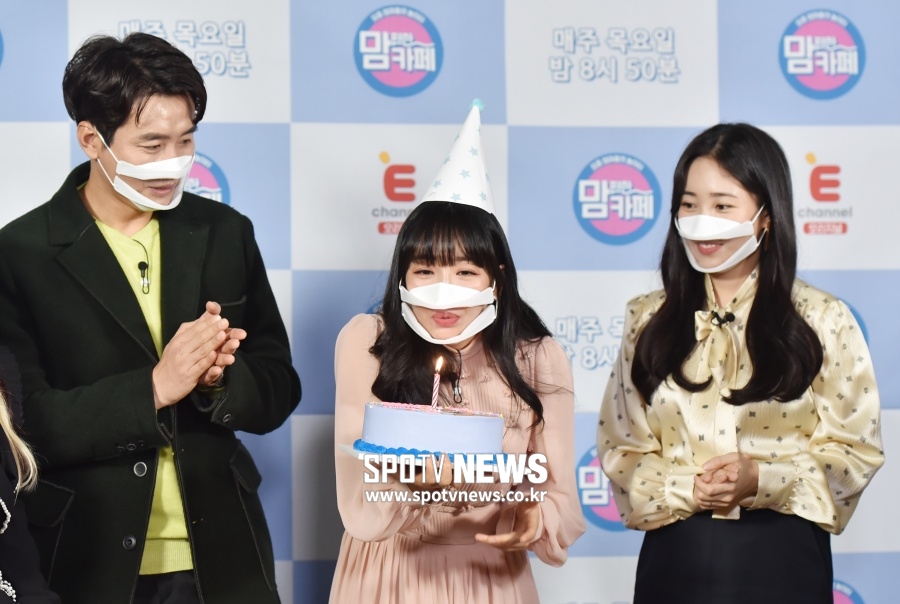 [포토]이유리 '아무리 불어도 촛불이 왜 안 꺼지지?!'