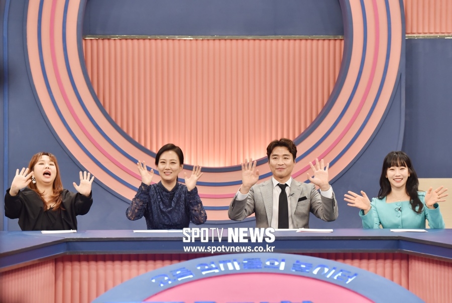 [포토]홍현희‧장윤정‧이동국‧이유리, '맘 편한 까페, 놀러오세요~'