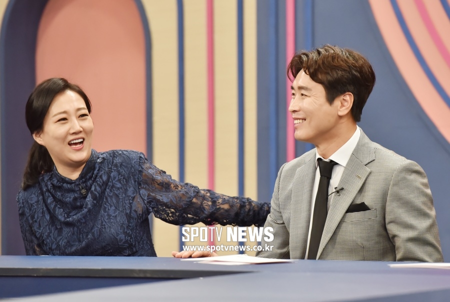 [포토]'맘 편한 카페' 이동국 선수 격려하는 '장윤정 감독'?!
