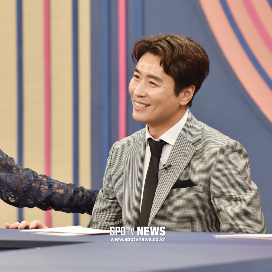 [포토]'맘 편한 카페' MC 변신한 이동국, 진행실력 vs 축구실력은?