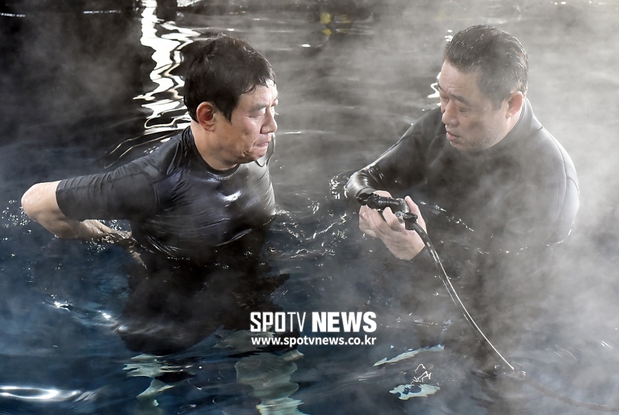 [포토]진지한 표정으로 잠수 교육받는 이경규