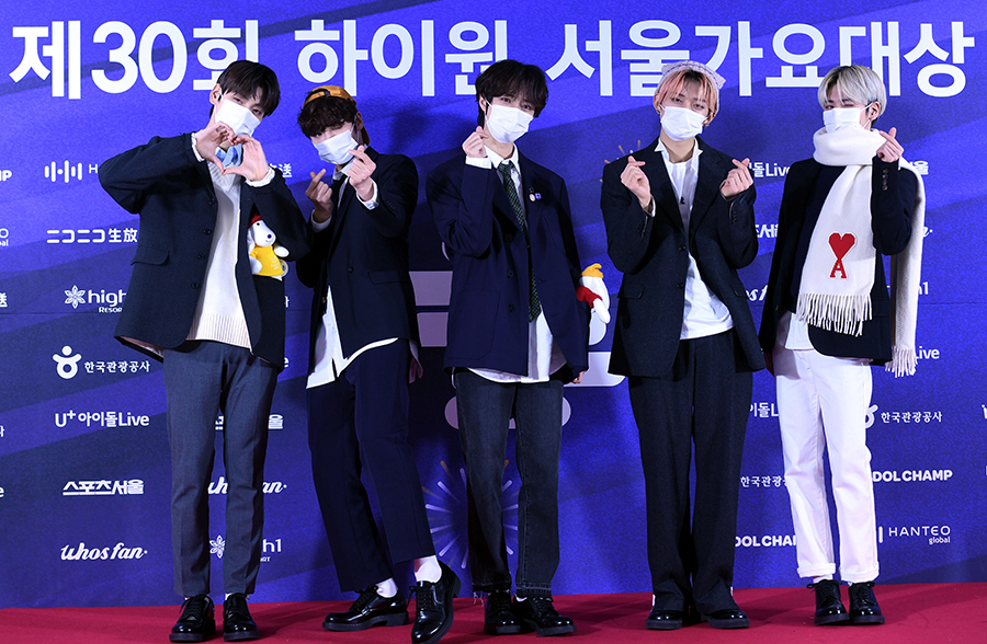 [포토S] TXT, 마스크로 가려도 상큼한 비주얼