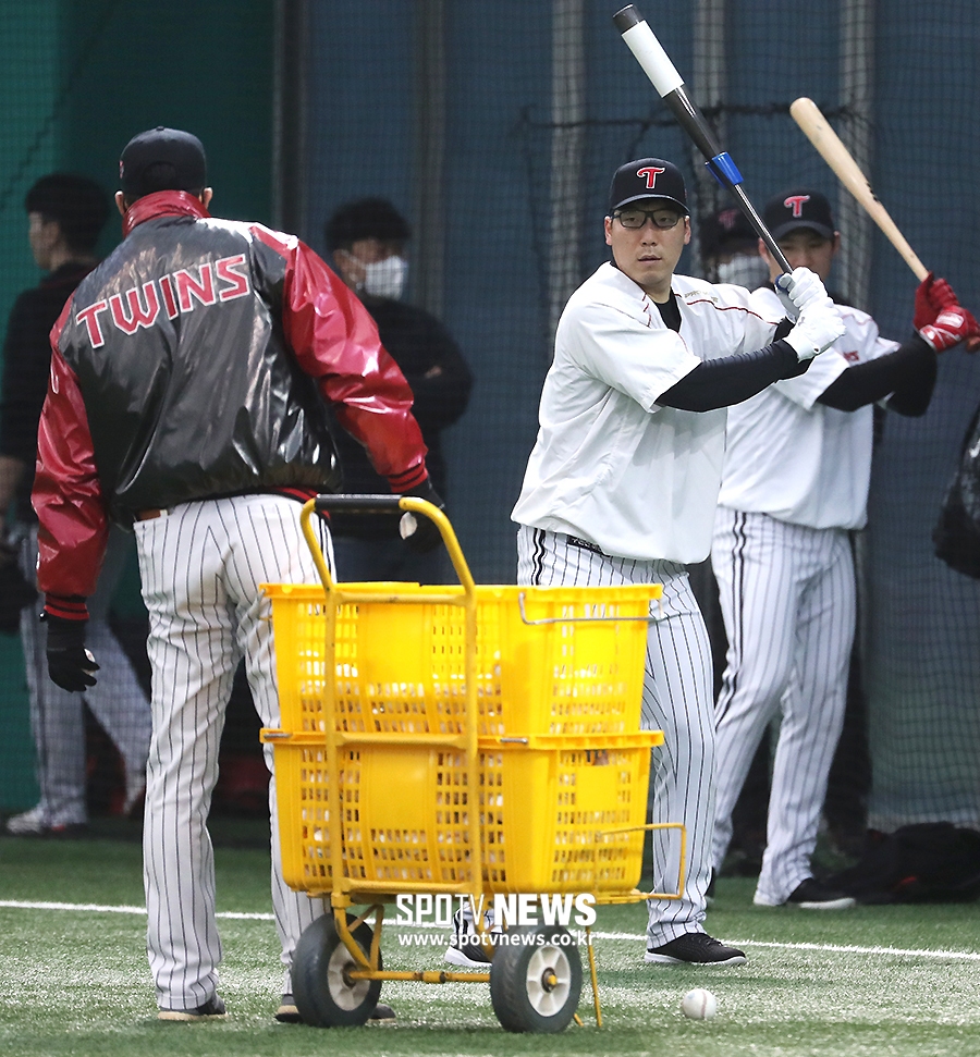 [포토S] 김현수, 큰 안경 쓰고 스프링캠프 시작!