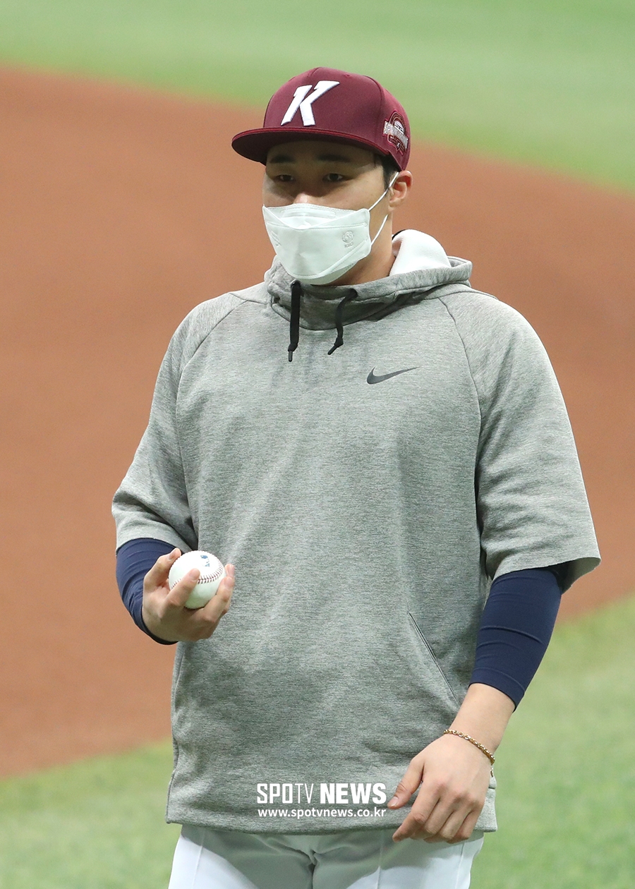 [포토S] 김하성, 고척돔에서 MLB 공인구로 연습