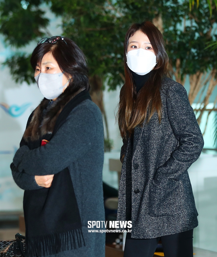 [포토S] 류현진 배웅하는 아내 배지현