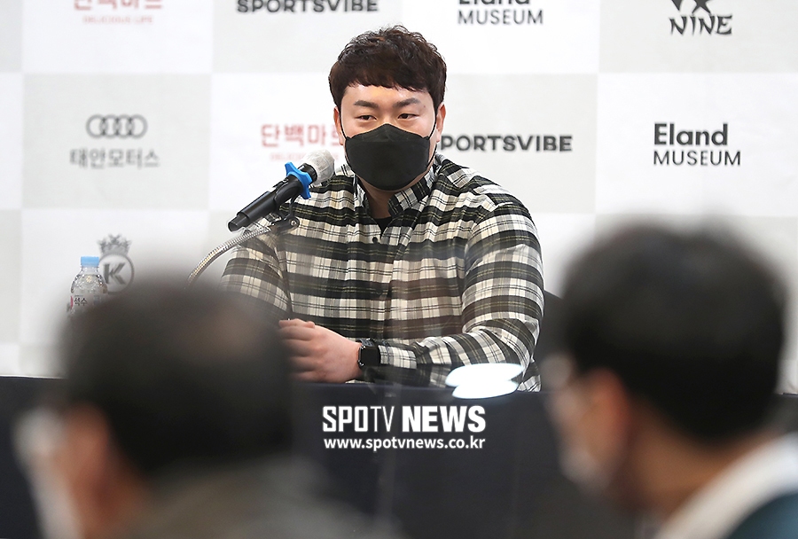 [포토S] 질문 경청하는 최지만