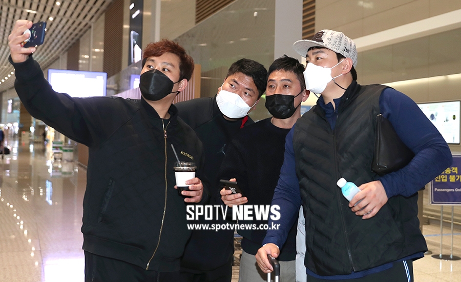 [포토S] 출국 전 지인들과 기념사진 찍는 최지만