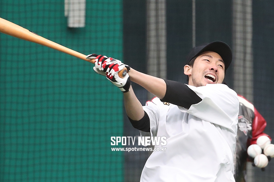 [포토S] 김용의, 기합 넣으며 타격 훈련 시작!