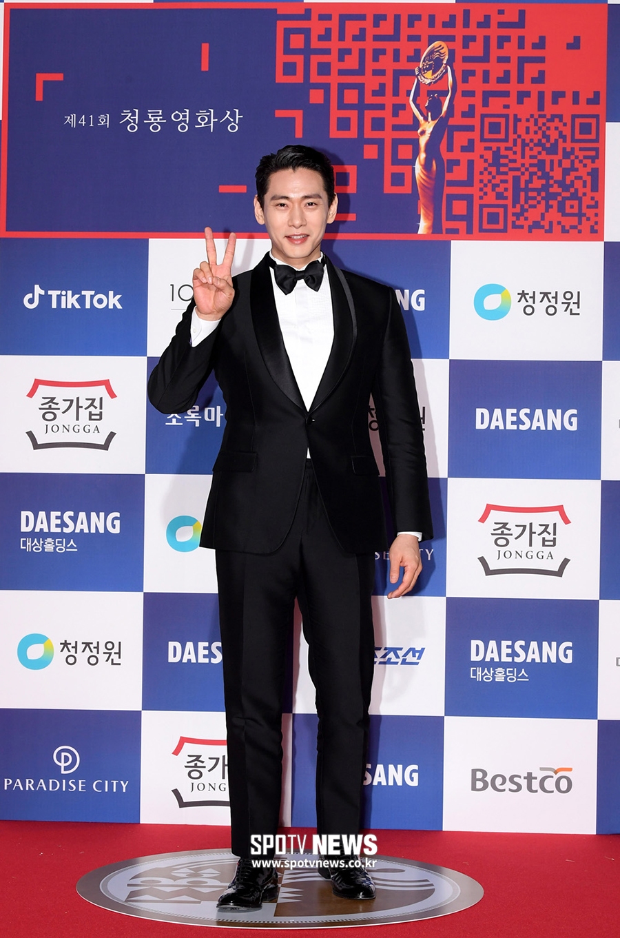 [포토S] 유태오, 청룡영화상 신인상 수상