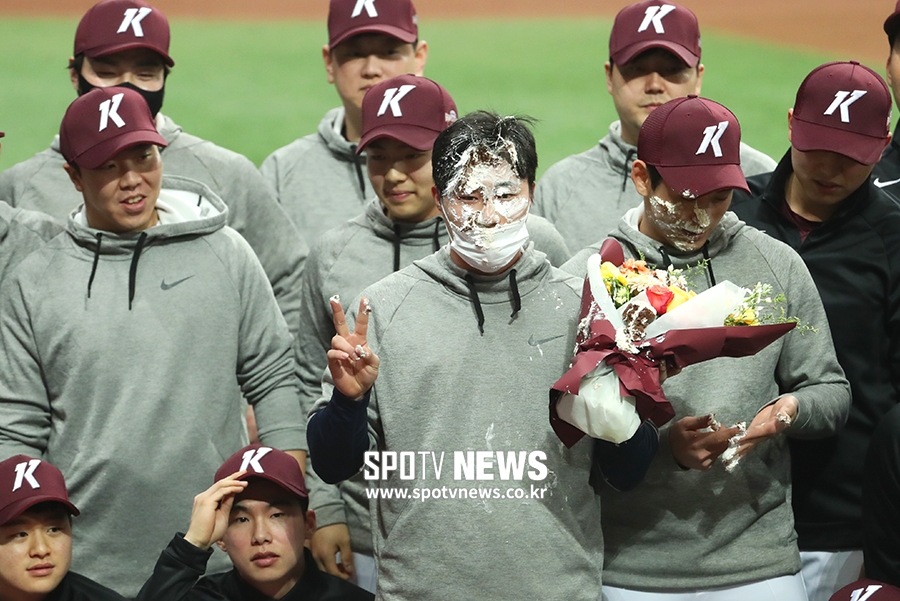 [포토S] '케이크 범벅' 김하성, 격한 송별회!