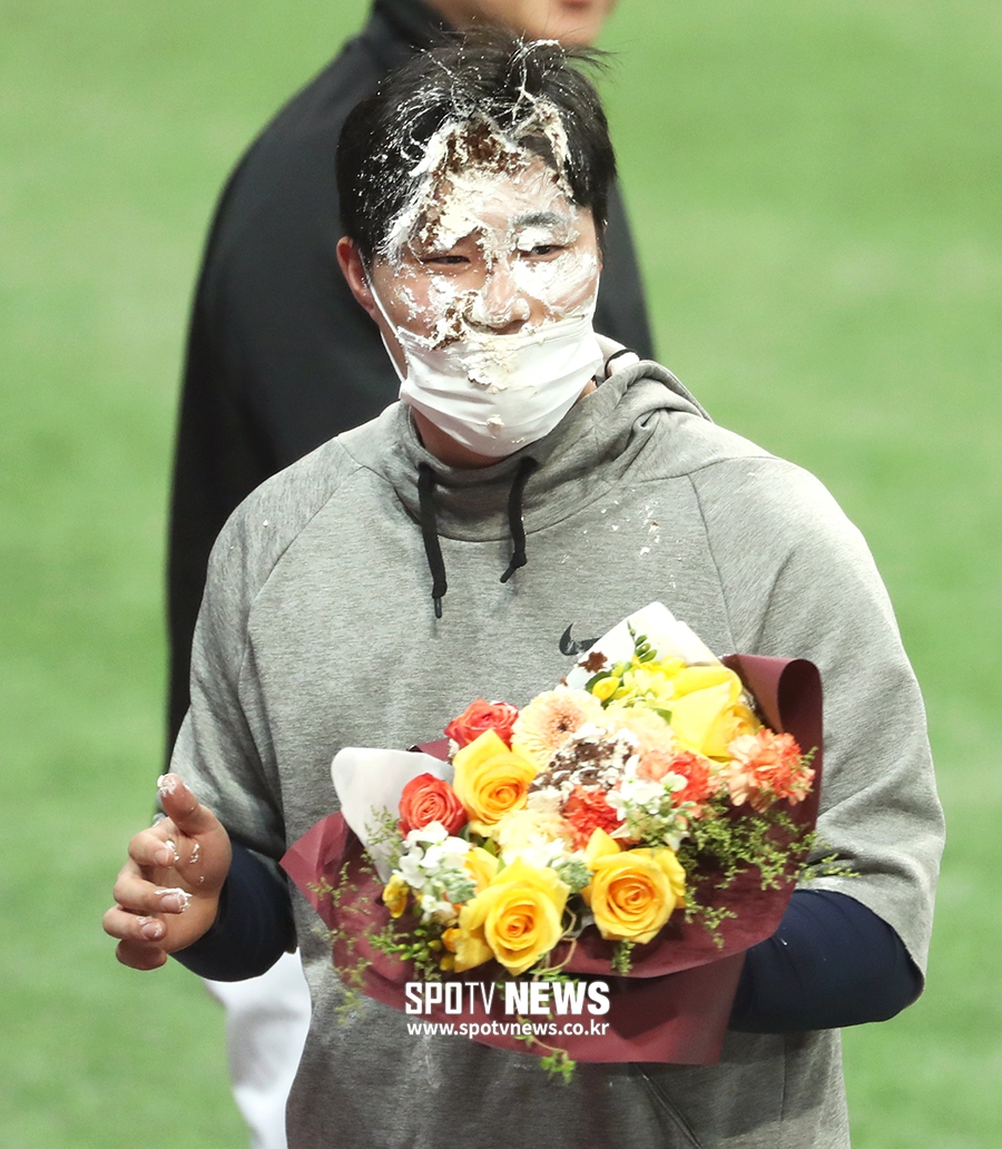 [포토S] 김하성, 얼굴에 케이크를 잔뜩!