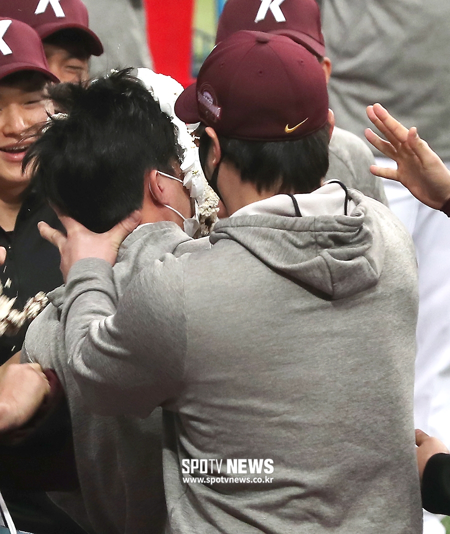 [포토S] 박병호, 떠나는 김하성 얼굴에 케이크 테러!