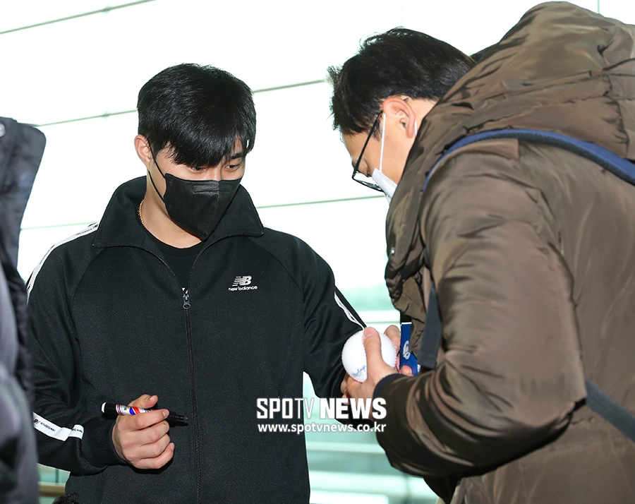 [포토S] 떠나는 김하성, 공항에서도 인기 만점!