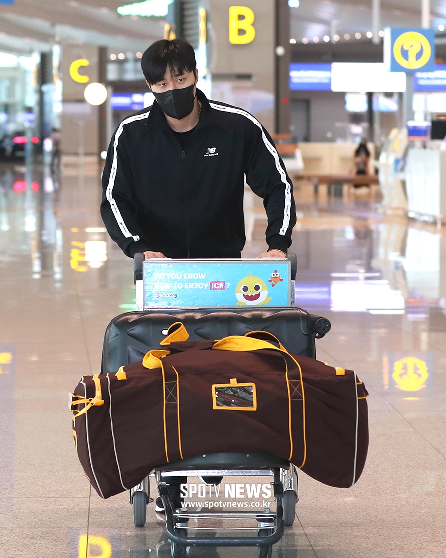 [포토S] 샌디에이고 가방과 함께 미국으로 출국하는 김하성