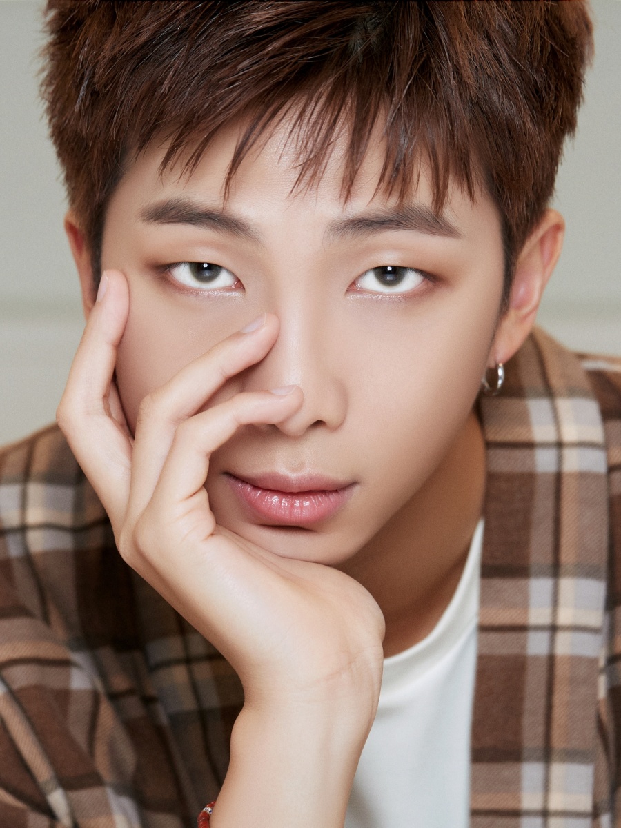 방탄소년단 RM, 달항아리·사방탁자 포인트인 '아미의 방' 공개
