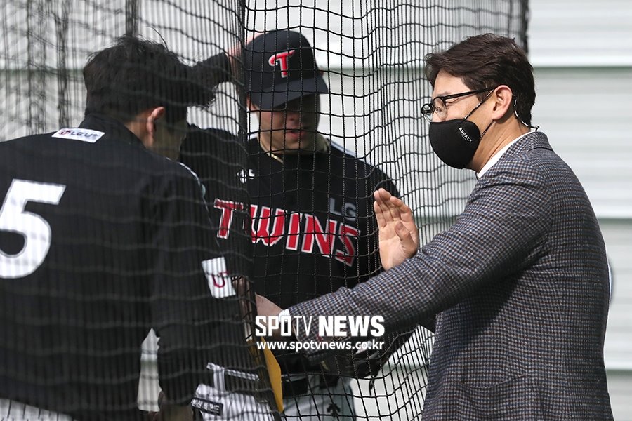 [포토S] 친정팀 찾은 박용택, 후배들과 반가운 인사