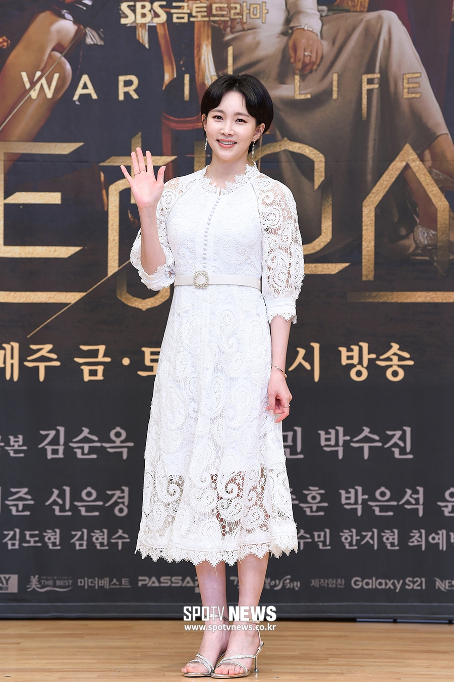 [포토S] 윤주희, 시스루 레이스 원피스 입고
