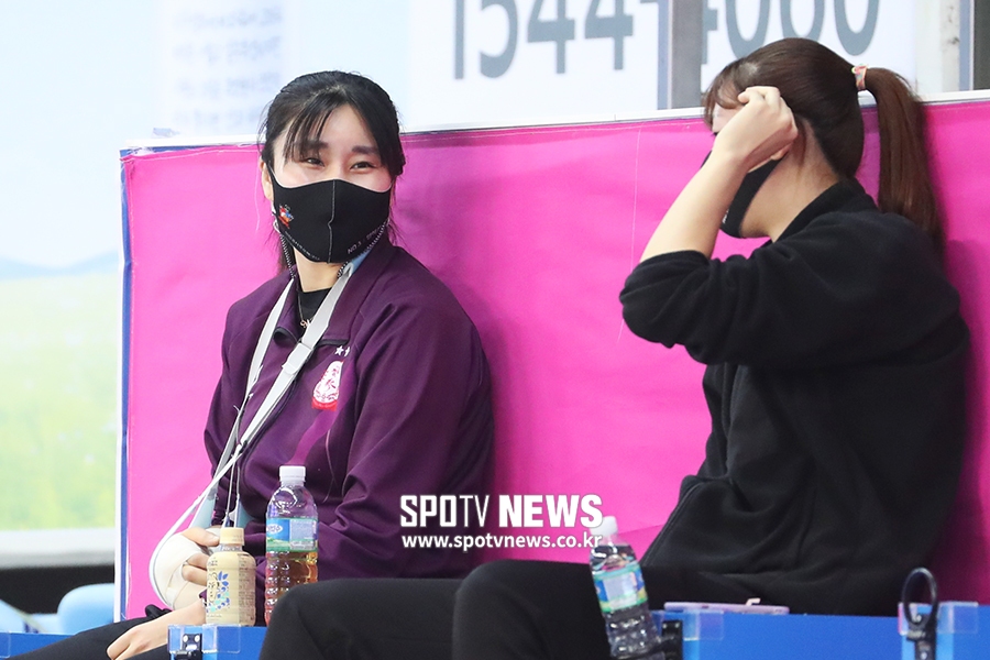 [포토S] '시즌 아웃' 염혜선, 깁스한 채로 훈련 지켜보며