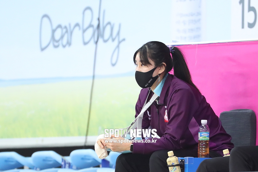 [포토S] '오른손 골절상' 염혜선 세터, 깁스한 채로 관중석에서
