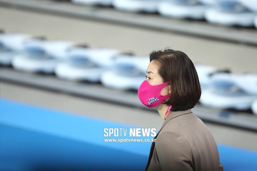 [포토S] 웜업 지켜보는 박미희 감독