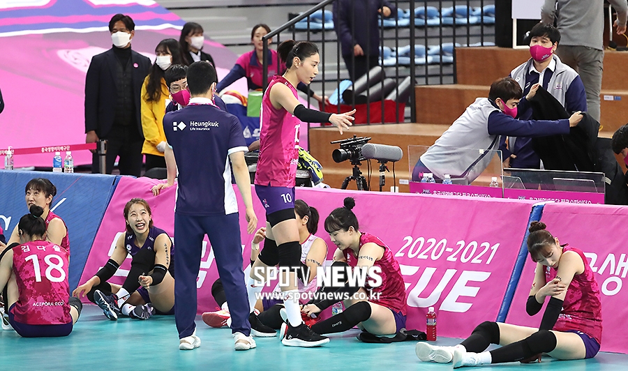[포토S] 후배들 격려하는 김연경