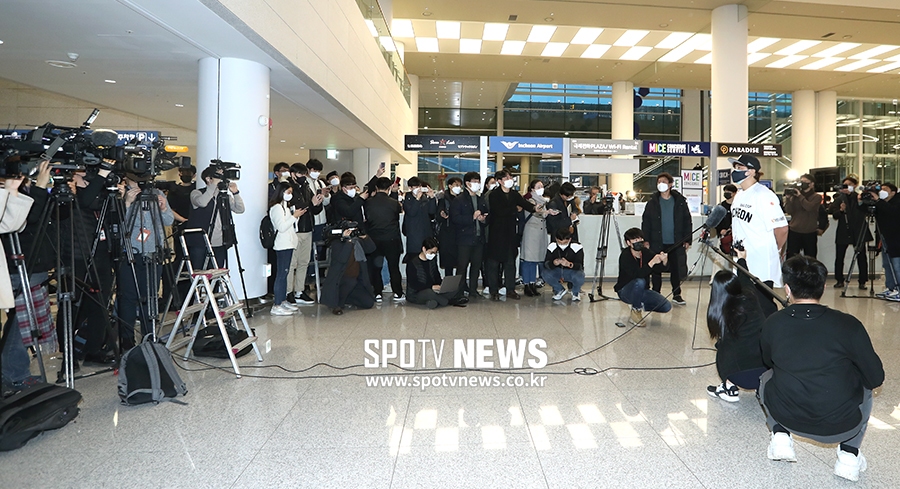 [포토S] 많은 취재진에 둘러싸인 추신수