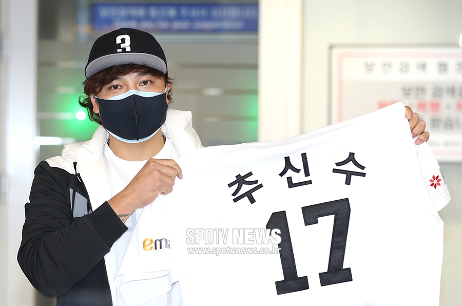 [포토S] 추신수, 신세계 로고 박힌 유니폼 들고 귀국