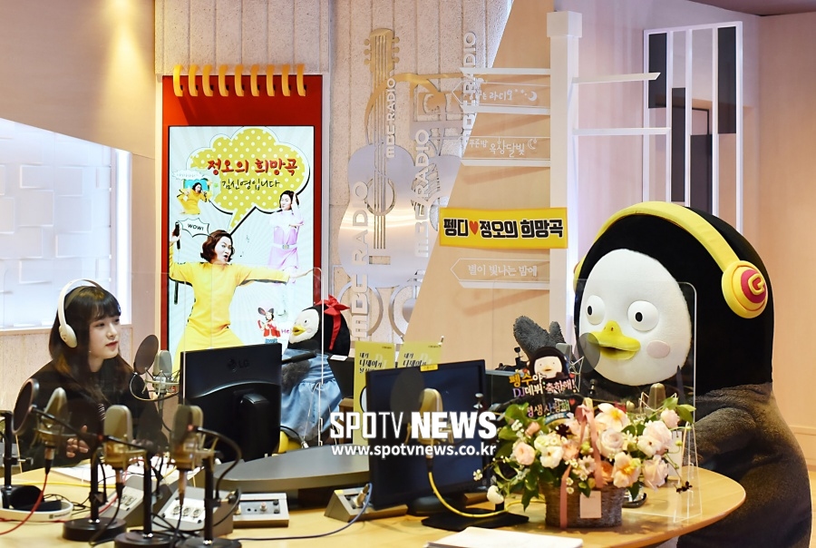 [포토]에이프릴 이진솔-펭수 '듀엣곡 이후, 오랜만이죠?!'