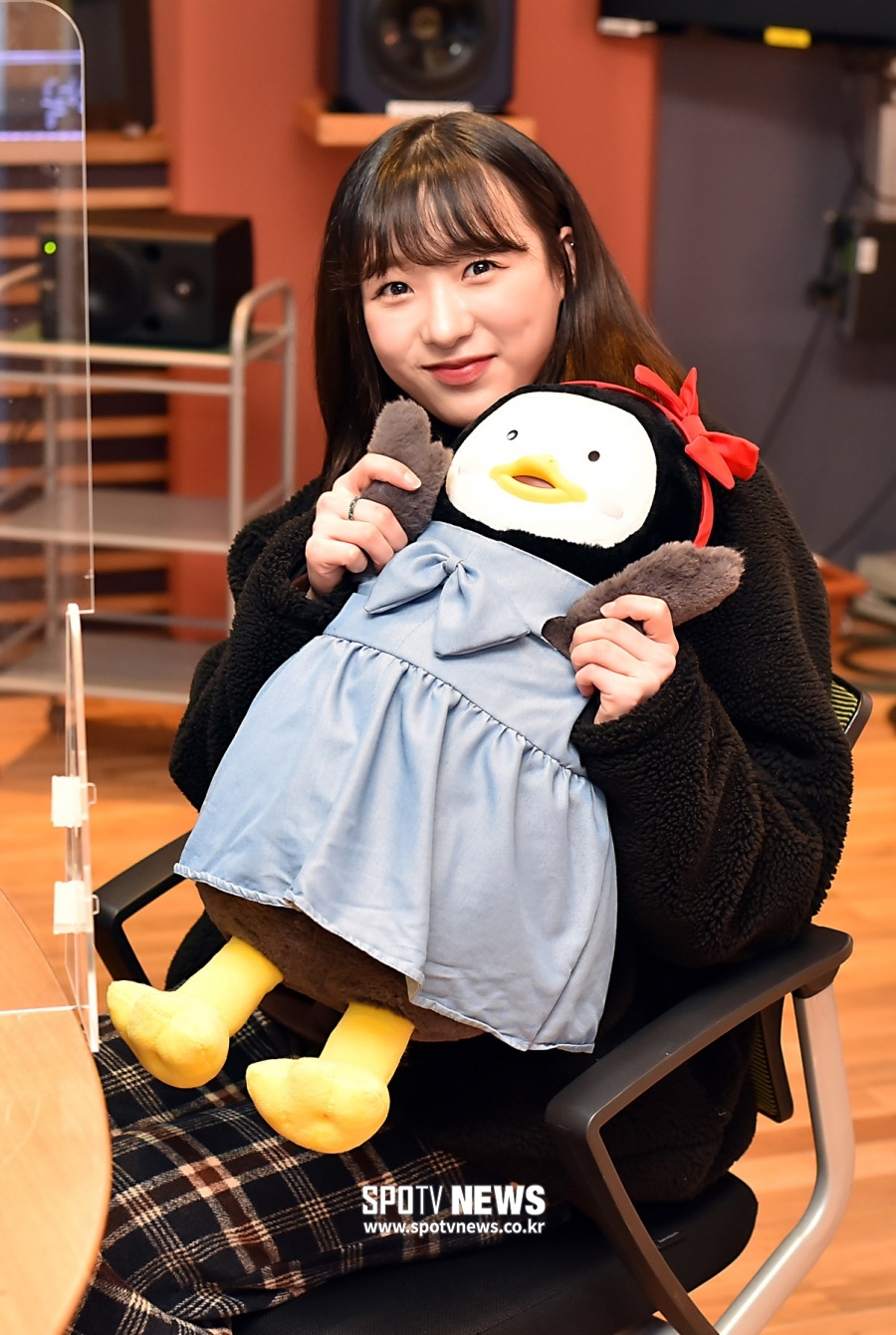 [포토]에이프릴 이진솔 '펭수-소수 귀여워!'